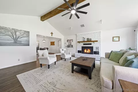 Living - 1003 S Chickasaw Ave, Haskell, OK 74436 photo 1 of 6