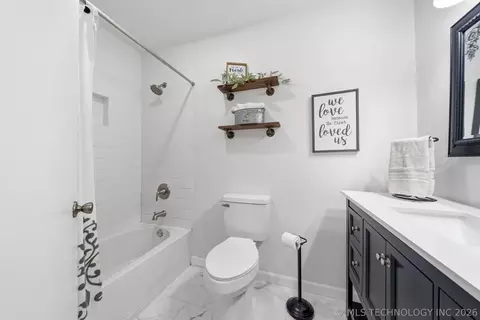 Bath - 1003 S Chickasaw Ave, Haskell, OK 74436 photo 4 of 4