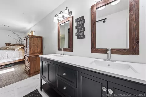 Bath - 1003 S Chickasaw Ave, Haskell, OK 74436 photo 2 of 4