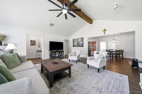 Living - 1003 S Chickasaw Ave, Haskell, OK 74436 photo 6 of 6
