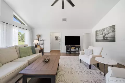 Living - 1003 S Chickasaw Ave, Haskell, OK 74436 photo 5 of 6