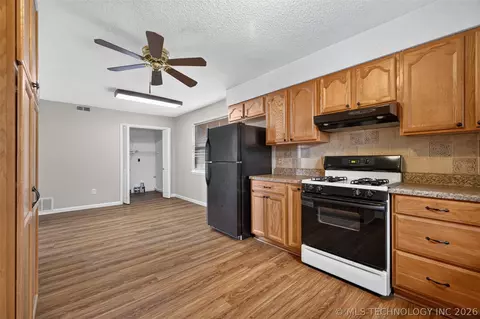 Kitchen - 458 E 137th St, Glenpool, OK 74033 photo 4 of 4