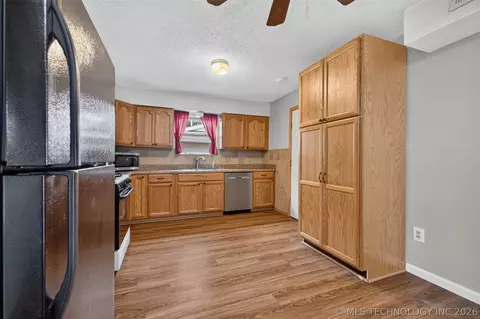 Kitchen - 458 E 137th St, Glenpool, OK 74033 photo 2 of 4