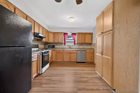Kitchen - 458 E 137th St, Glenpool, OK 74033 photo 3 of 4