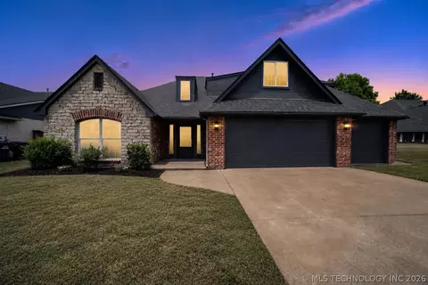 10731 E 142nd Pl, Collinsville, OK 74021