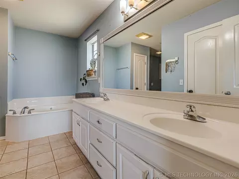 Bath - 2012 E Princeton St, Broken Arrow, OK 74012 photo 2 of 5