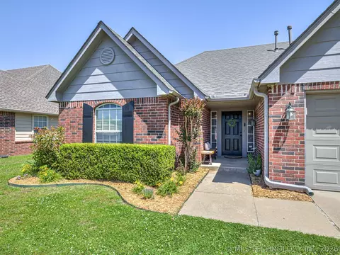 Exterior - 2012 E Princeton St, Broken Arrow, OK 74012 photo 5 of 5
