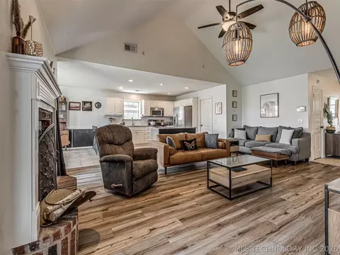 Living - 2012 E Princeton St, Broken Arrow, OK 74012 photo 3 of 4