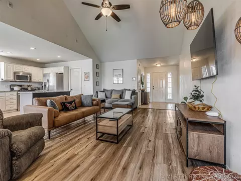 Living - 2012 E Princeton St, Broken Arrow, OK 74012 photo 2 of 4