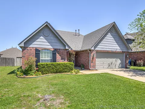 Exterior - 2012 E Princeton St, Broken Arrow, OK 74012 photo 4 of 5