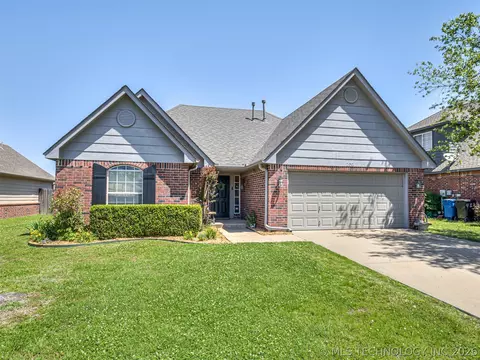 Exterior - 2012 E Princeton St, Broken Arrow, OK 74012 photo 3 of 5