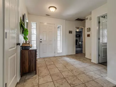 Entry Way - 2012 E Princeton St, Broken Arrow, OK 74012 photo 2 of 3