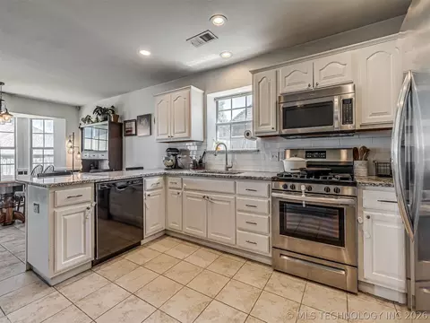 Kitchen - 2012 E Princeton St, Broken Arrow, OK 74012 photo 4 of 6