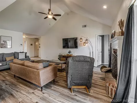 Living - 2012 E Princeton St, Broken Arrow, OK 74012 photo 4 of 4