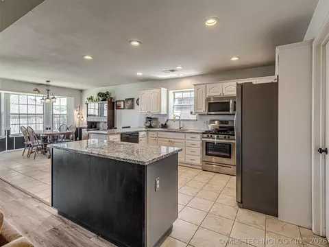 Kitchen - 2012 E Princeton St, Broken Arrow, OK 74012 photo 1 of 6