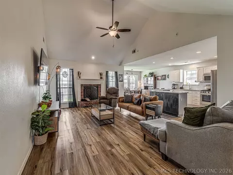 Living - 2012 E Princeton St, Broken Arrow, OK 74012 photo 1 of 4