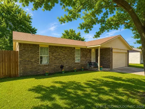 Exterior - 642 E 138th Pl, Glenpool, OK 74033 photo 4 of 8