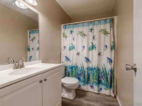 Bath - 642 E 138th Pl, Glenpool, OK 74033 photo 3 of 3