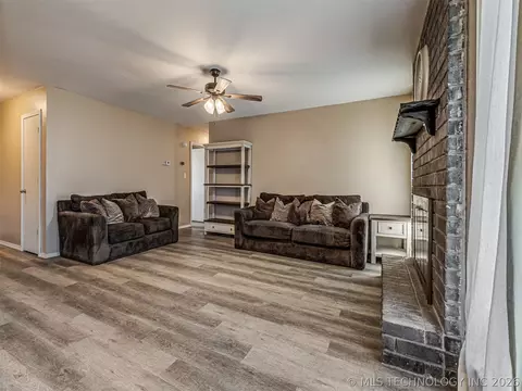 Living - 642 E 138th Pl, Glenpool, OK 74033 photo 5 of 6