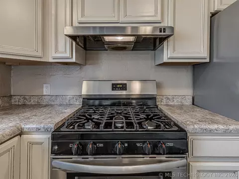 Kitchen - 642 E 138th Pl, Glenpool, OK 74033 photo 5 of 5