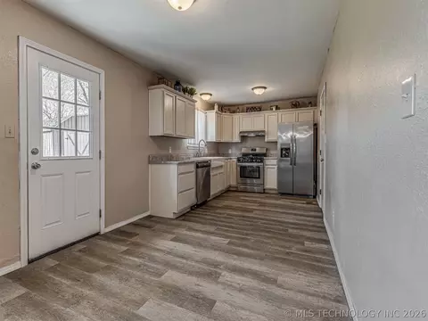 Kitchen - 642 E 138th Pl, Glenpool, OK 74033 photo 2 of 5