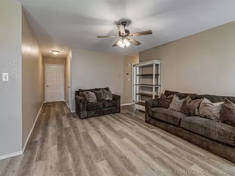 Living - 642 E 138th Pl, Glenpool, OK 74033 photo 4 of 6