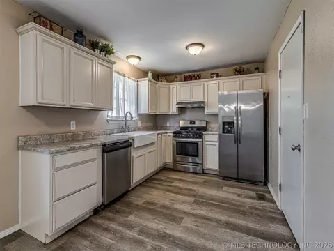 Kitchen - 642 E 138th Pl, Glenpool, OK 74033 photo 3 of 5