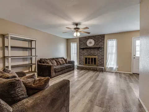 Living - 642 E 138th Pl, Glenpool, OK 74033 photo 1 of 6