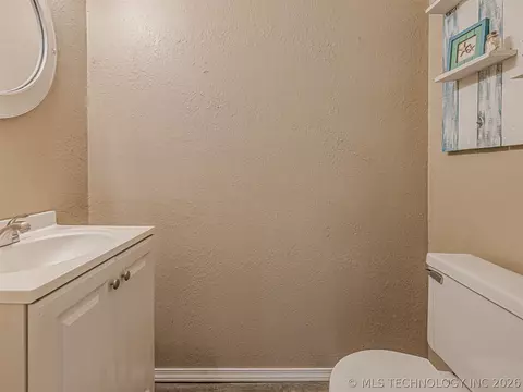 Bath - 642 E 138th Pl, Glenpool, OK 74033 photo 2 of 3