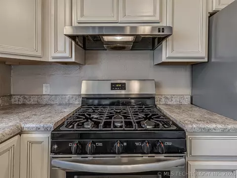 Kitchen - 642 E 138th Pl, Glenpool, OK 74033 photo 5 of 5