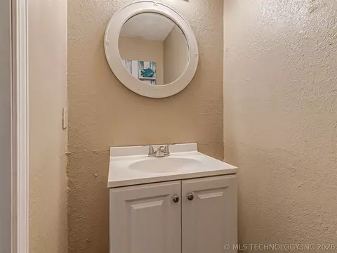 Bath - 642 E 138th Pl, Glenpool, OK 74033 photo 1 of 3