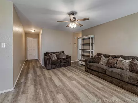 Living - 642 E 138th Pl, Glenpool, OK 74033 photo 4 of 5