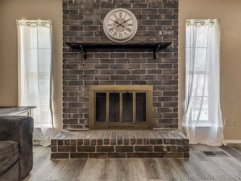 Living - 642 E 138th Pl, Glenpool, OK 74033 photo 3 of 6