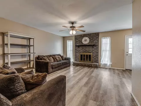 Living - 642 E 138th Pl, Glenpool, OK 74033 photo 1 of 5