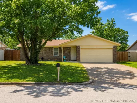 Exterior - 642 E 138th Pl, Glenpool, OK 74033 photo 3 of 7