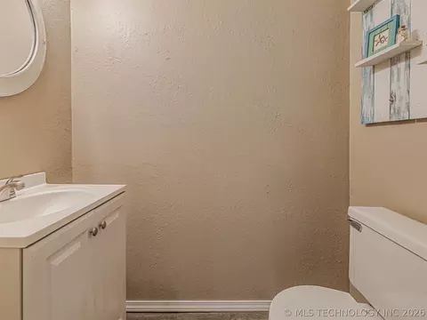 Bath - 642 E 138th Pl, Glenpool, OK 74033 photo 2 of 3