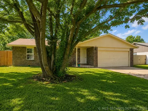 Exterior - 642 E 138th Pl, Glenpool, OK 74033 photo 3 of 8