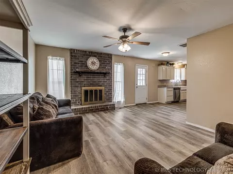 Living - 642 E 138th Pl, Glenpool, OK 74033 photo 2 of 6