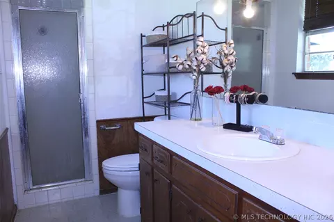 Bath - 371126 E 990 Rd, Castle, OK 74833 photo 3 of 3