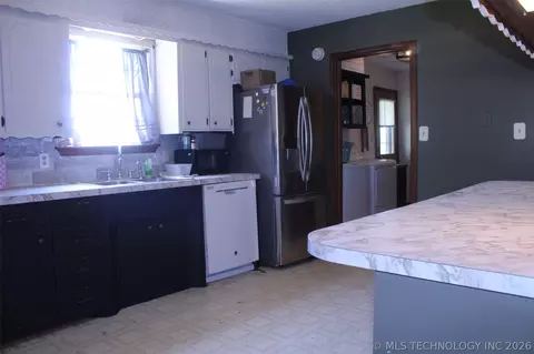 Kitchen - 371126 E 990 Rd, Castle, OK 74833 photo 1 of 3