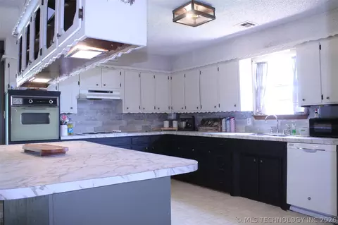 Kitchen - 371126 E 990 Rd, Castle, OK 74833 photo 2 of 3