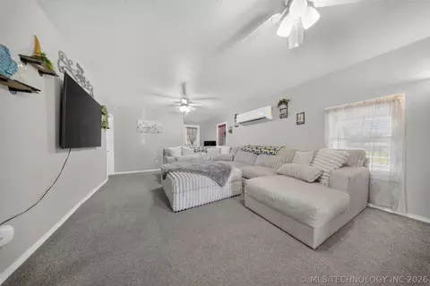 Living - 804 N 4th St, Jay, OK 74346 photo 1 of 2