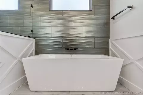 Bath - 1029 E 38th Pl, Tulsa, OK 74105 photo 6 of 13