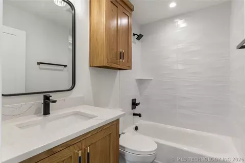 Bath - 1029 E 38th Pl, Tulsa, OK 74105 photo 12 of 13