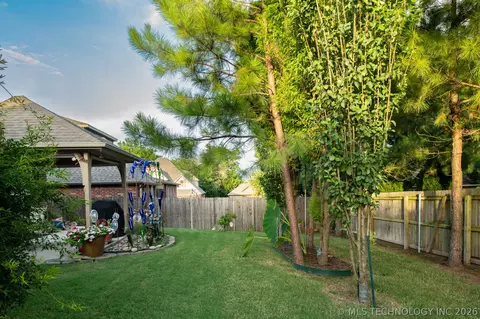 Exterior - 1825 E Laredo St, Broken Arrow, OK 74012 photo 6 of 6
