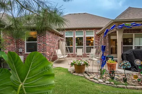 Exterior - 1825 E Laredo St, Broken Arrow, OK 74012 photo 4 of 6