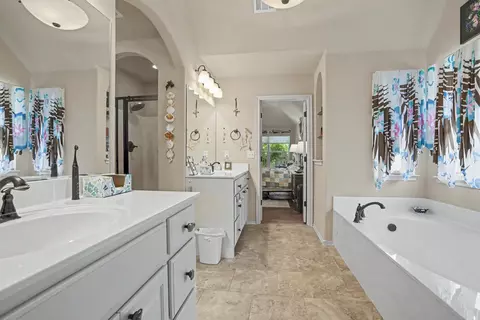 Bath - 1825 E Laredo St, Broken Arrow, OK 74012 photo 2 of 4