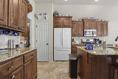 Kitchen - 1825 E Laredo St, Broken Arrow, OK 74012 photo 6 of 6