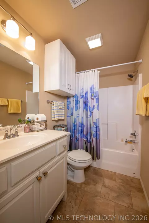 Bath - 1825 E Laredo St, Broken Arrow, OK 74012 photo 2 of 2