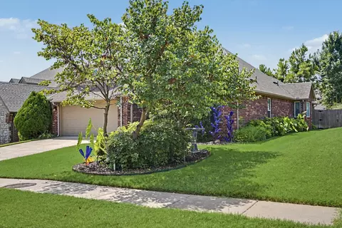 Exterior - 1825 E Laredo St, Broken Arrow, OK 74012 photo 3 of 10